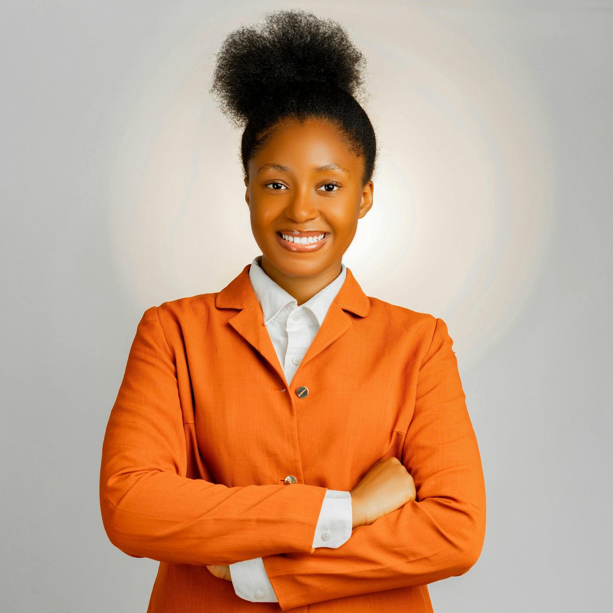 Jeune femme en veste orange, portrait de studio, photographie d'origine