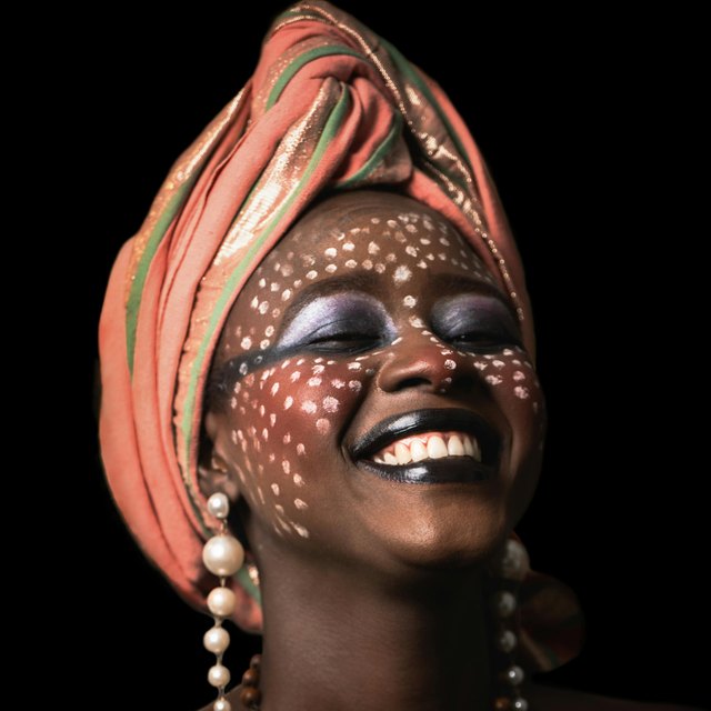 Femme au foulard rose, rire franc