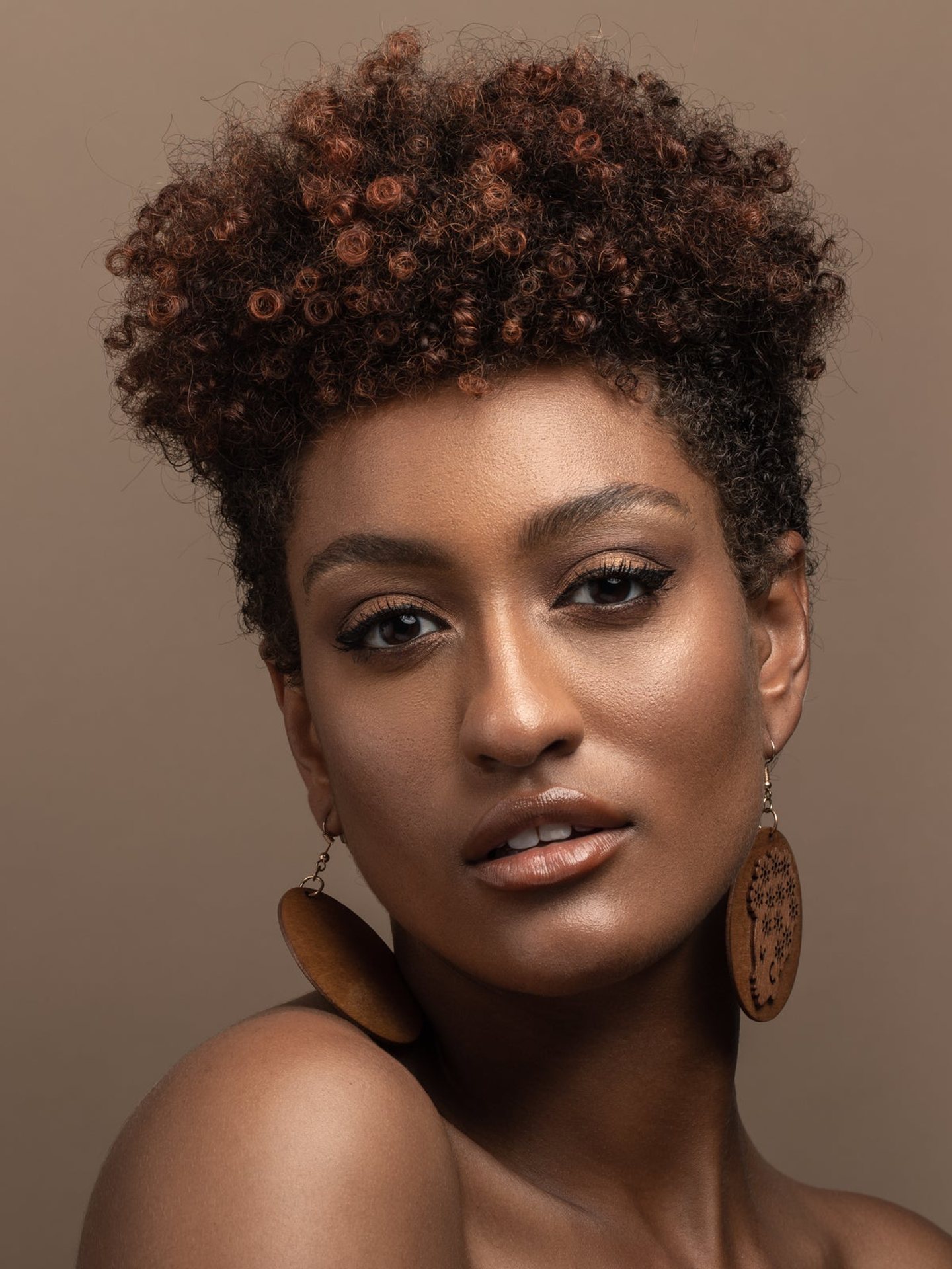 Portrait beauté d'une femme à la coupe afro bouclée, avant détourage